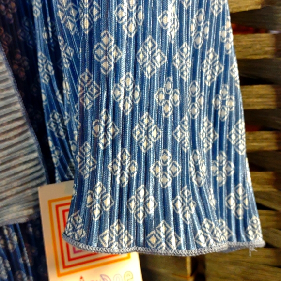 NWT LuLaRoe Graphic Printed Shirley Kimono Duster Blue and White Size Small - Picture 9 of 10